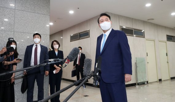 [서울=뉴시스] 홍효식 기자 = 윤석열 대통령이 14일 오전 서울 용산 대통령실 청사로 출근하며 취재진 질문에 답하고 있다. 2022.06.14. yesphoto@newsis.com