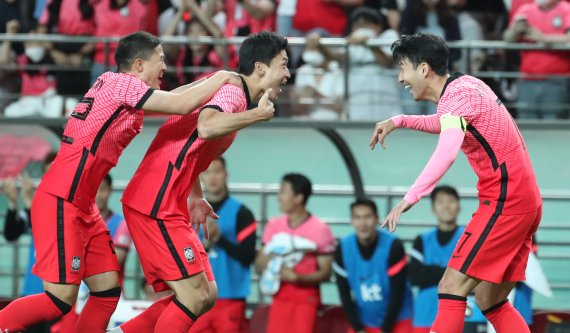 [서울=뉴시스] 김진아 기자 = 14일 서울월드컵경기장에서 열린 축구 국가대표팀 평가전 대한민국 대 이집트 경기, 한국 조규성이 팀의 세번째 골을 성공시킨 후 손흥민 등 선수들과 기뻐하고 있다. 2022.06.14. bluesoda@newsis.com