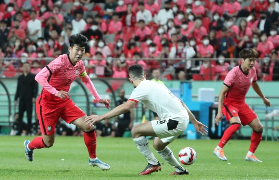 [서울=뉴시스] 김진아 기자 = 14일 서울월드컵경기장에서 열린 축구 국가대표팀 평가전 대한민국 대 이집트 경기, 한국 손흥민이 돌파하고 있다. 2022.06.14. bluesoda@newsis.com