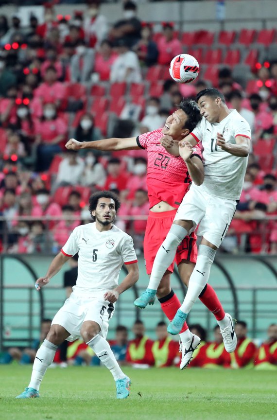 [서울=뉴시스] 김진아 기자 = 14일 서울월드컵경기장에서 열린 축구 국가대표팀 평가전 대한민국 대 이집트 경기, 한국 권경원이 공중 볼다툼을 하고 있다. 2022.06.14. bluesoda@newsis.com