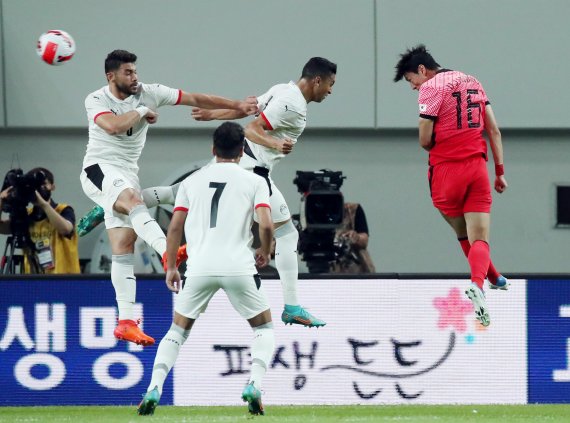 [서울=뉴시스] 김진아 기자 = 14일 서울월드컵경기장에서 열린 축구 국가대표팀 평가전 대한민국 대 이집트 경기, 한국 황의조가 헤딩을 하고 있다. 2022.06.14. bluesoda@newsis.com