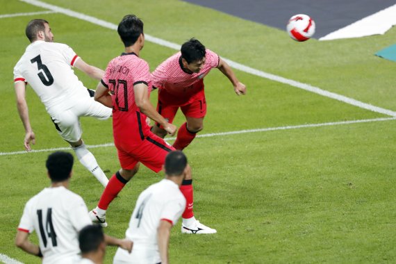 [서울=뉴시스] 최동준 기자 = 14일 서울월드컵경기장에서 열린 축구 국가대표팀 평가전 대한민국 대 이집트 경기, 대한민국 김영권이 추가골을 성공 시키고 있다. 2022.06.14. photocdj@newsis.com