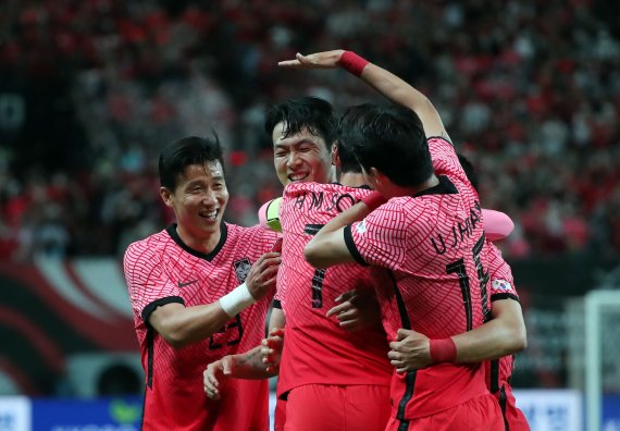[서울=뉴시스] 고승민 기자 = 14일 서울월드컵경기장에서 열린 축구 국가대표팀 평가전 대한민국 대 이집트 경기 전반전, 한국 김영권이 두번째 골을 터뜨린 후 동료들과 기뻐하고 있다. 2022.06.14. kkssmm99@newsis.com