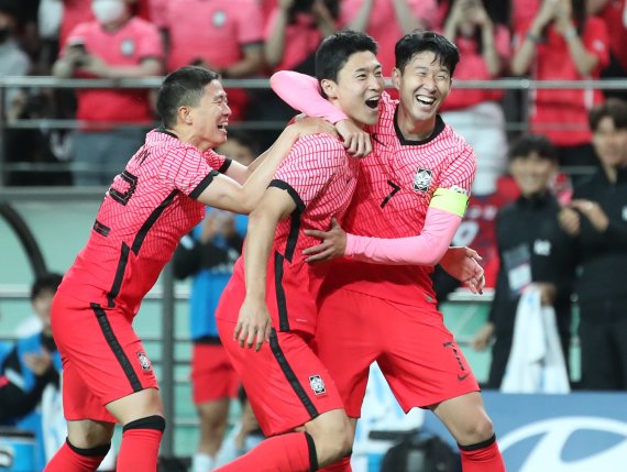 [서울=뉴시스] 김진아 기자 = 14일 서울월드컵경기장에서 열린 축구 국가대표팀 평가전 대한민국 대 이집트 경기, 한국 조규성이 팀의 세번째 골을 성공시킨 후 손흥민 등 선수들과 기뻐하고 있다. 2022.06.14. bluesoda@newsis.com