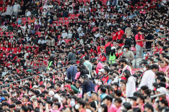 [서울=뉴시스] 권창회 기자 = 14일 서울월드컵경기장에서 열린 축구 국가대표팀 평가전 대한민국 대 이집트 경기에 관중들이 만원을 이루고 있다. 2022.06.14. kch0523@newsis.com