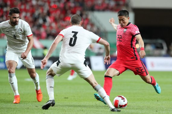 [서울=뉴시스] 권창회 기자 = 14일 서울월드컵경기장에서 열린 축구 국가대표팀 평가전 대한민국 대 이집트 경기, 대한민국 권창훈이 슈팅하고 있다. 2022.06.14. kch0523@newsis.com