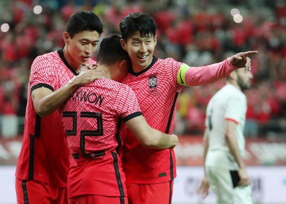 [서울=뉴시스] 조성우 기자 = 14일 오후 서울 마포구 서울월드컵경기장에서 열린 축구 국가대표팀 평가전 대한민국 대 이집트의 경기 후반전, 한국 권창훈이 팀의 네 번째 골을 넣은 뒤 기뻐하고 있다. 2022.06.14. xconfind@newsis.com