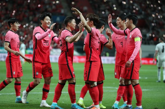 [서울=뉴시스] 조성우 기자 = 14일 오후 서울 마포구 서울월드컵경기장에서 열린 축구 국가대표팀 평가전 대한민국 대 이집트의 경기 후반전, 한국 권창훈이 팀의 네 번째 골을 넣은 뒤 기뻐하고 있다. 2022.06.14. xconfind@newsis.com