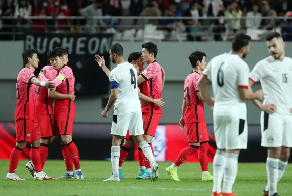 [서울=뉴시스] 조성우 기자 = 14일 오후 서울 마포구 서울월드컵경기장에서 열린 축구 국가대표팀 평가전 대한민국 대 이집트의 경기, 4-1 승리를 거둔 한국 선수들이 기뻐하고 있다. 2022.06.14. xconfind@newsis.com