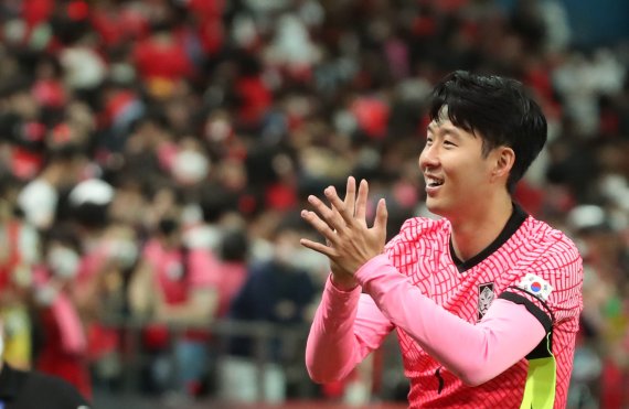 [서울=뉴시스] 김진아 기자 = 14일 서울월드컵경기장에서 열린 축구 국가대표팀 평가전 대한민국 대 이집트 경기, 4-1 승리로 경기를 마친 손흥민과 선수들이 팬들에게 인사하고 있다. 2022.06.14. bluesoda@newsis.com