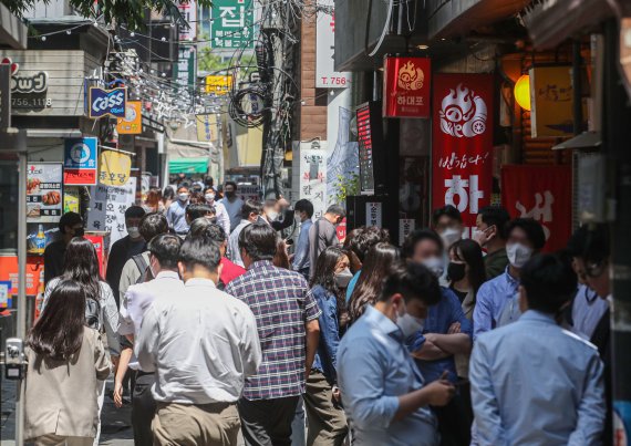 [서울=뉴시스] 권창회 기자 = 오후 서울 중구 무교동 음식 문화의 거리 식당들이 점심시간을 맞아 분주한 모습. 2022.05.12. kch0523@newsis.com