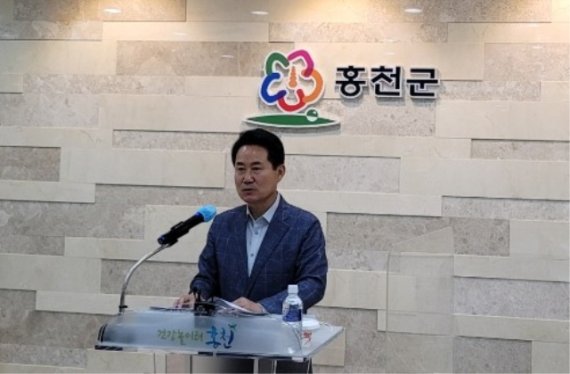 15일 허필홍 홍천군수는 15일 민선 7기 2주년인 이날 84회 언론브리핑을 통해 “그동안 언론브리핑을 통해 총 230건의 주제에 대해 언론과 허심탄회하게 소통하며, 군민들과 소통을 가능하게 했던 고맙고 소중한 창구였다.”고 밝혔다. 사진=서백 기자