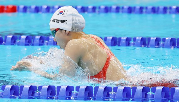 [도쿄(일본)=뉴시스] 최진석 기자 = 김서영이 27일 오전 도쿄 아쿠아틱스 센터에서 열린 2020 도쿄올림픽 수영 여자 200m 개인혼영 준결승 2조에 출전해 역영하고 있다. 2021.07.27. myjs@newsis.com