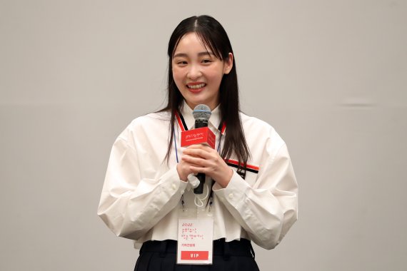 [서울=뉴시스] 박진희 기자 = 배우 김민하가 14일 서울 종로구 청와대 영빈관에서 열린 '2022 문화유산 방문캠페인 앰버서더 협약식'을 마치고 소감을 말하고 있다. 2022.06.14. pak7130@newsis.com