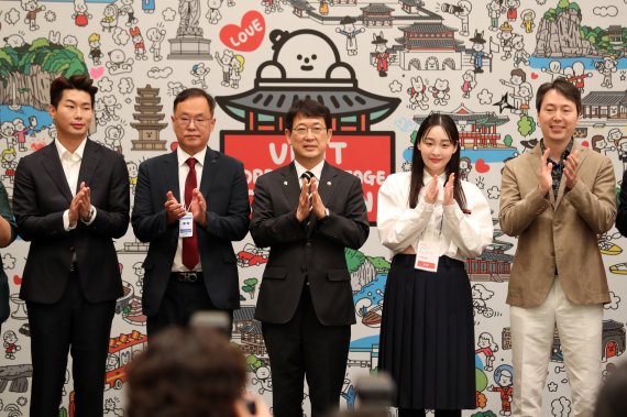 [서울=뉴시스] 박진희 기자 = 최응천(가운데) 문화재청장과 배우 김민하(오른쪽 두번째)가 14일 서울 종로구 청와대 영빈관에서 열린 '2022 문화유산 방문캠페인'에 참석하여 아트 협업 작품 공개 행사를 하고 있다. 2022.06.14. pak7130@newsis.com