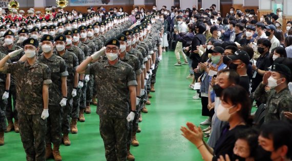 35사단 신병교육훈련 수료식이 열린 15일 전북 임실군 35사단 김범수관에서 신병교육을 마친 훈련생들이 경례를 하고 있다. 2022.6.15/뉴스1 © News1 유경석 기자