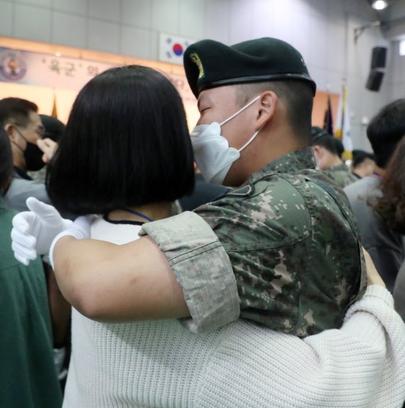 35사단 신병교육훈련 수료식이 열린 15일 전북 임실군 35사단 김범수관에서 신병교육을 마친 훈련생들이 수료식을 마치고 가족들과 인사를 하고 있다. 2022.6.15/뉴스1 © News1 유경석 기자