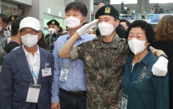 35사단 신병교육훈련 수료식이 열린 15일 전북 임실군 35사단 김범수관에서 신병교육을 마친 훈련생들이 수료식을 마치고 가족들과 기념촬영을 하고 있다. 2022.6.15/뉴스1 © News1 유경석 기자