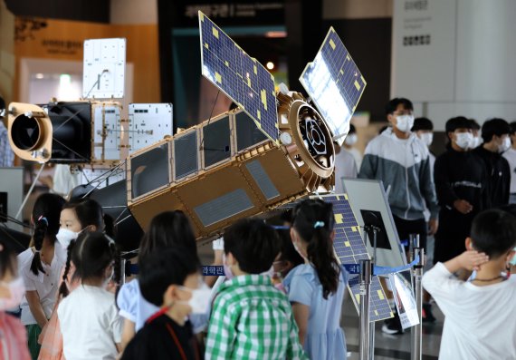 한국형 발사체 누리호(KSLV-Ⅱ) 발사를 하루 앞둔 15일 오전 경기도 과천시 국립과천과학관에서 열린 특별전시에서 어린이들이 인공위성 모형을 살펴보고 있다. 2022.6.15/뉴스1 © News1 이동해 기자