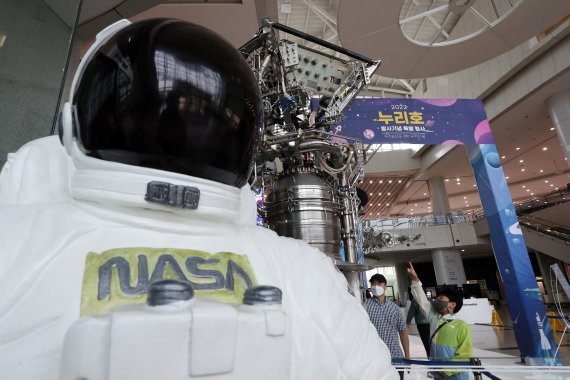 한국형 발사체 누리호(KSLV-Ⅱ) 발사를 하루 앞둔 15일 오전 경기도 과천시 국립과천과학관에서 열린 특별전시를 찾은 한 부자가 실제 시험에 사용한 누리호 1단 발사체 엔진의 실물을 살펴보고 있다. 2022.6.15/뉴스1 © News1 이동해 기자