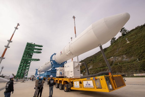 과학기술정보통신부 우주기술과는 16일 오전 8시30분 한국형발사체 '누리호'가 발사대로 이송완료됐다고 밝혔다. 이송을 마친 누리호는 준비과정을 거쳐 이날 중 발사대에 세워질 예정이다. 오후에는 누리호에 전원 및 연료·산화제 충전을 위한 엄빌리칼 연결, 기밀 점검 등의 발사 작업이 수행된다. 사진은 지난해 2021년 10월 20일 누리호 발사대 기립 작업 당시 모습. (한국항공우주연구원 제공) 2022.6.15/뉴스1
