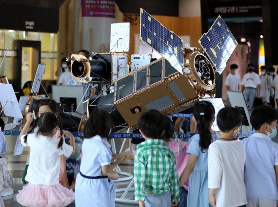 한국형 발사체 누리호(KSLV-Ⅱ) 발사를 하루 앞둔 15일 오전 경기도 과천시 국립과천과학관에서 열린 특별전시에서 어린이들이 인공위성 모형을 살펴보고 있다. 2022.6.15/뉴스1 © News1 이동해 기자