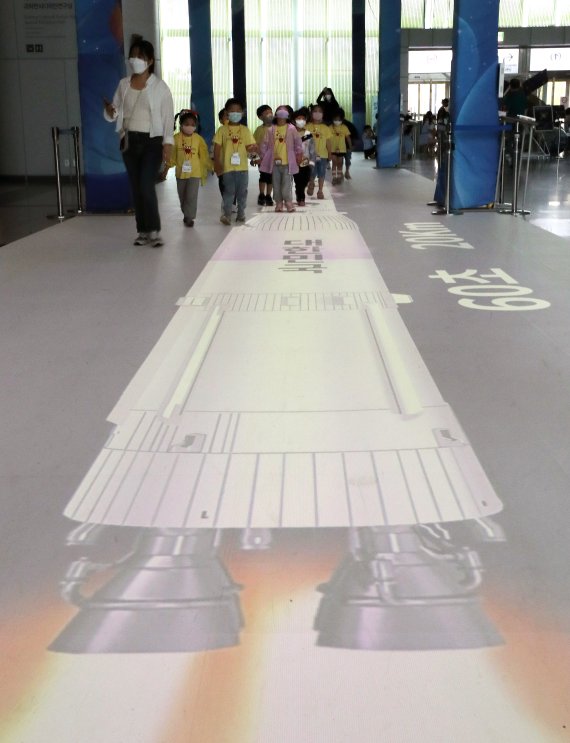 한국형 발사체 누리호(KSLV-Ⅱ) 발사를 하루 앞둔 15일 오전 경기도 과천시 국립과천과학관에서 열린 특별전시에서 어린이들이 실물 크기의 누리호 내·외부 모습이 담긴 3D 바닥영상을 직접 밟으며 체험하고 있다. 2022.6.15/뉴스1 © News1 이동해 기자