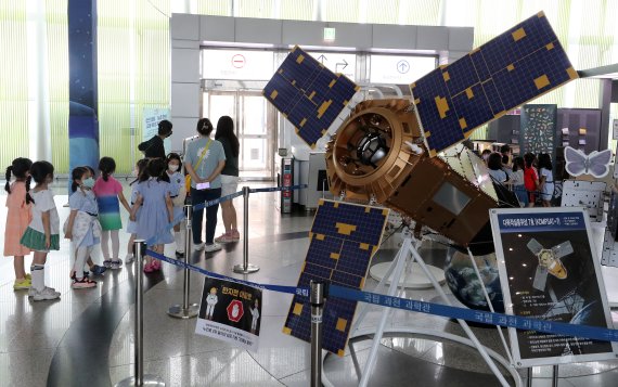 한국형 발사체 누리호(KSLV-Ⅱ) 발사를 하루 앞둔 15일 오전 경기도 과천시 국립과천과학관에서 열린 특별전시에서 어린이들이 인공위성 모형을 살펴보고 있다. 2022.6.15/뉴스1 © News1 이동해 기자