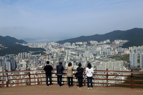 부산 황령산전망대에서 여행객들이 풍경을 감상하고 있다 /사진=조용철 기자