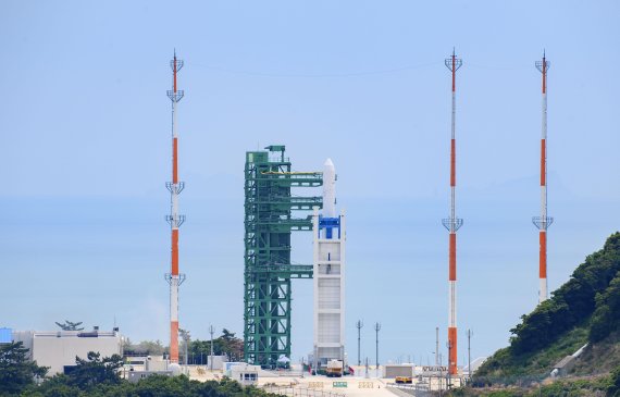 한국형 우주발사체 '누리호'가 2차 발사일을 하루 앞둔 15일 전남 고흥군 나로우주센터 발사대에 세워져 있다. 사진공동취재단