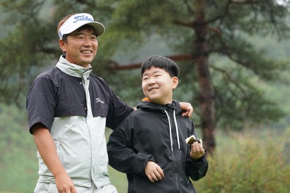 16일 강원도 춘천 남춘천CC에서 열리는 KPGA코리안투어 하나은행 인비테이셔널에 출전하는 류현우 부자. 아빠는 선수, 아들 다승(오른쪽)군은 캐디로 나선다. /사진=KPGA