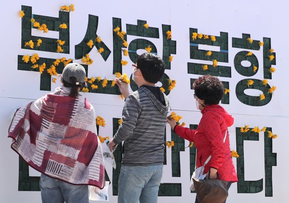 4일 개방된 부산시 동구 부산항 북항재개발구역 내 공공시설에서 시민들이 개방행사 부스에 참여하고 있다. 2022.5.4/뉴스1 © News1 김영훈 기자