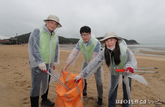 인천국제공항공사는 15일 인천시 중구 을왕리 해수욕장 일대에서 임직원과 인천시 영종·운서·용유 지역주민들이 함께하는 합동 친환경 플로깅 캠페인을 시행했다. 김경욱 인천공항공사 사장(왼쪽)이 해양 쓰레기를 수거하고 있다. 사진=인천국제공항공사 제공