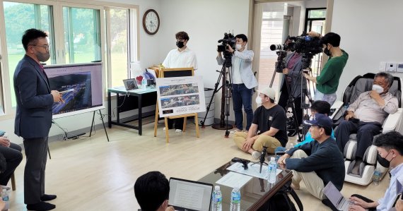 제주도 관계자가 15일 제주시 유수암리 노인회관에서 열린 평화로 휴게시설 안전문제와 관련해 주민들에게 설명하고 있다© 뉴스1