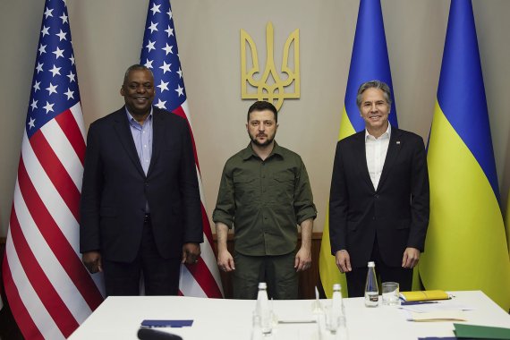 ]왼쪽부터 로이드 오스틴 미국 국방장관, 볼로디미르 젤렌스키 우크라이나 대통령, 토니 블링컨 미 국무장관이 우크라이나 키이우에서 회담했다. AP뉴시스