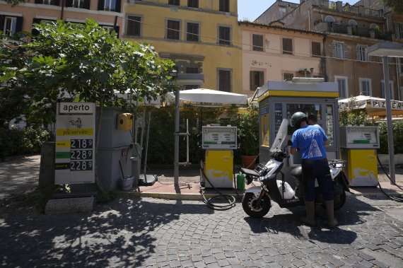 지난달 15일(현지시간) 이탈리아 로마의 주유소에서 한 시민이 기름값을 계산하고 있다.AP뉴시스