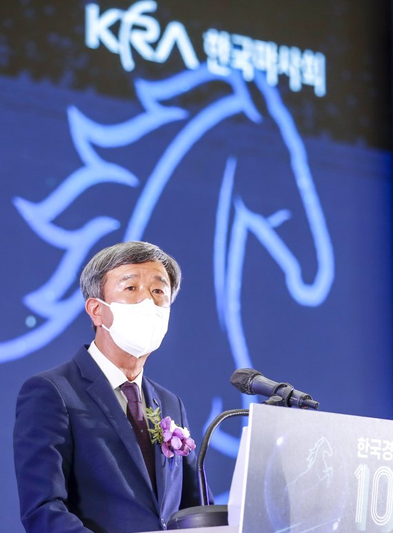 [과천=뉴시스] 정병혁 기자 = 정기환 한국마사회 회장을 비롯한 참석자들이 19일 경기 과천시 한국마사회 럭키빌에서 열린 한국경마 100년 기념식에서 기념사를 하고 있다. 2022.05.19. jhope@newsis.com