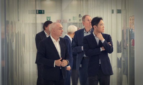 이재용 삼성전자 부회장이 지난 6월 15일 벨기에에 위치한 유럽 최대 규모의 종합반도체 연구소 imec에서 루크 반 덴 호브 CEO와 연구개발 현장을 살펴보고 있다. /뉴스1