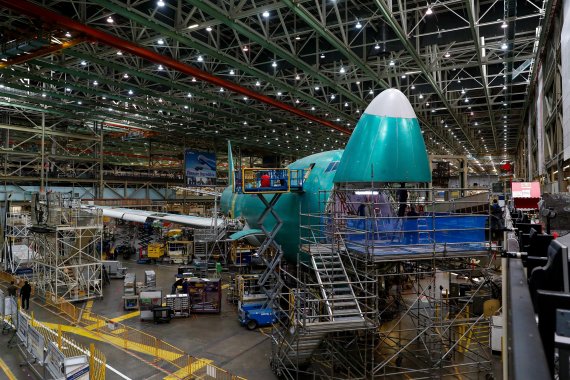 지난 6월15일(현지시간) 미국 워싱턴주 에버렛의 보잉 생산 공장에서 마지막에서 세번째가 될 보잉 747기가 제작되고 있는 모습.AP뉴시스