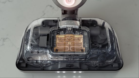 [서울=뉴시스] LG전자가 먼지 흡입과 스팀 물걸레 청소가 모두 가능한 코드제로 A9S 신제품을 17일 출시한다. '안심 스팀 물걸레 흡입구' 내부의 스팀 발생기에서 스팀을 생성하는 광고 장면. (사진 = LG전자) 2022.6.16. photo@newsis.com *재판매 및 DB 금지