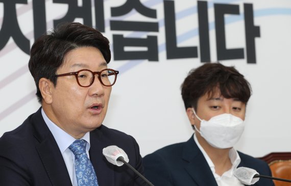 권성동 국민의힘 원내대표가 16일 오전 서울 여의도 국회에서 열린 최고위원회의에서 모두발언을 하고 있다. 공동취재, 뉴스1