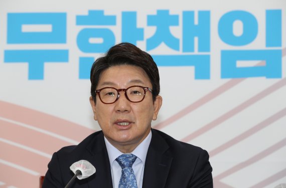 권성동 국민의힘 원내대표가 16일 오전 국회에서 열린 최고위원회의에 참석해 발언하고 있다. 공동취재사진, 뉴시스.