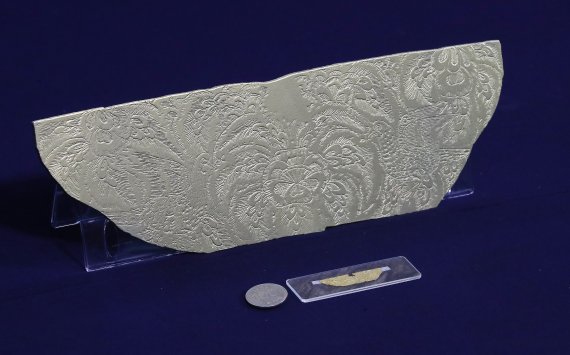 16일 오전 서울 종로구 국립고궁박물관에서 열린 '경주 동궁과 월지 나지구 출토 선각단화쌍조문금박' 공개 기자간담회에서 유물이 공개되고 있다. 이번에 공개한 유물은 2016년 11월 동궁과 월지 나지구 북편 발굴조사 중에 출토됐으며. 금박은 순도 99.99%의 정선된 순금 0.3g(한 돈은 3.75g)을 두께 0.04mm로 얇게 펴서 가로 3.6cm, 세로 1.17cm의 크기에 새와 꽃을 조밀하게 새겼다. 통일신라시대의 최고 수준의 금속공예술을 보여주는 금박 유물이다. 2022.6.16/뉴스1 /사진=뉴스1화상