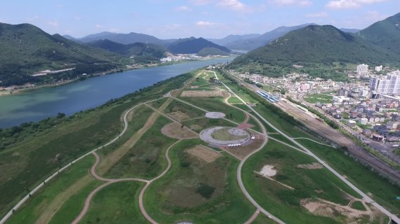 경남 양산시 물금읍 낙동강 일대에 조성된 황산문화체육공원 전경(양산시 제공)2017.1.18./뉴스1© News1