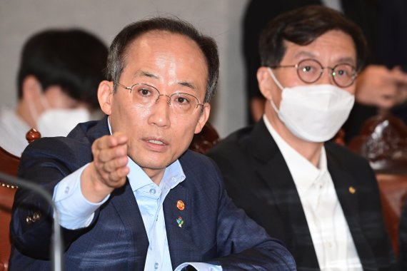 미국 금리 인상 대응 방안을 논의하기 위해 모인 추경호 경제 부총리와 이창용 한국은행 총재. 2022.6.16/뉴스1