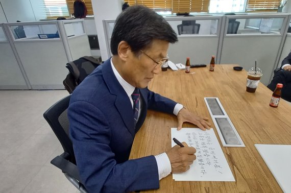 [증평=뉴시스] 강신욱 기자 = 홍성열 충북 증평군수가 16일 군청에서 군민들에게 전하는 메시지를 남기고 있다. 홍 군수는 이달 30일 3선을 마치고 퇴임한다. 2022.06.16. photo@newsis.com
