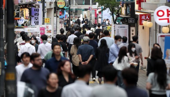 [서울=뉴시스] 추상철 기자 = 9일 오후 서울 중구 명동거리에서 직장인들이 점심식사를 위해 이동하고 있다. 2022.06.09. scchoo@newsis.com