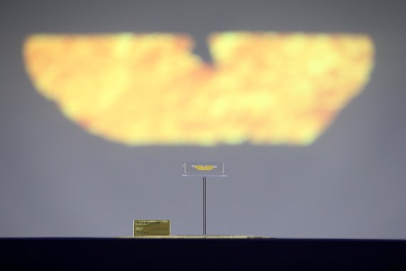 [서울=뉴시스] 박진희 기자 = 문화재청이 16일 서울 종로구 국립고궁박물관에서 경주 동궁과 월지 '나' 지구 북편 발굴조사 중에 출토한 금박 유물 '선각단화쌍조문금박' 공개 행사를 하고 있다. '선각단화쌍조문금박'은 8세기 통일신라시대 금속공예의 정수를 보여준다는 평가이다. 2022.06.16. pak7130@newsis.com