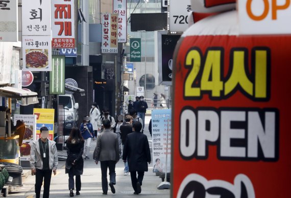 [서울=뉴시스] 고승민 기자 = 서울 종로구 젊음의거리 먹자골목에서 직장인들이 점심식사를 위해 이동하고 있다. 2022.04.18. kkssmm99@newsis.com