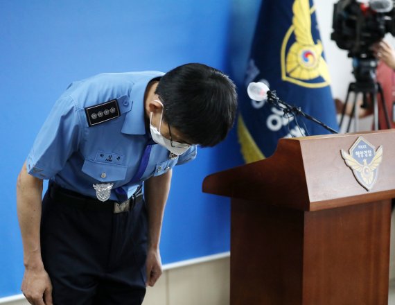 박상춘 인천해양경찰서장이 16일 오후 인천시 연수구 인천해양경찰서에서 '북한 피격 공무원 사건' 최종 수사결과 브리핑을 마친 후 고개 숙여 인사하고 있다. 2022.6.16 /사진=뉴스1화상